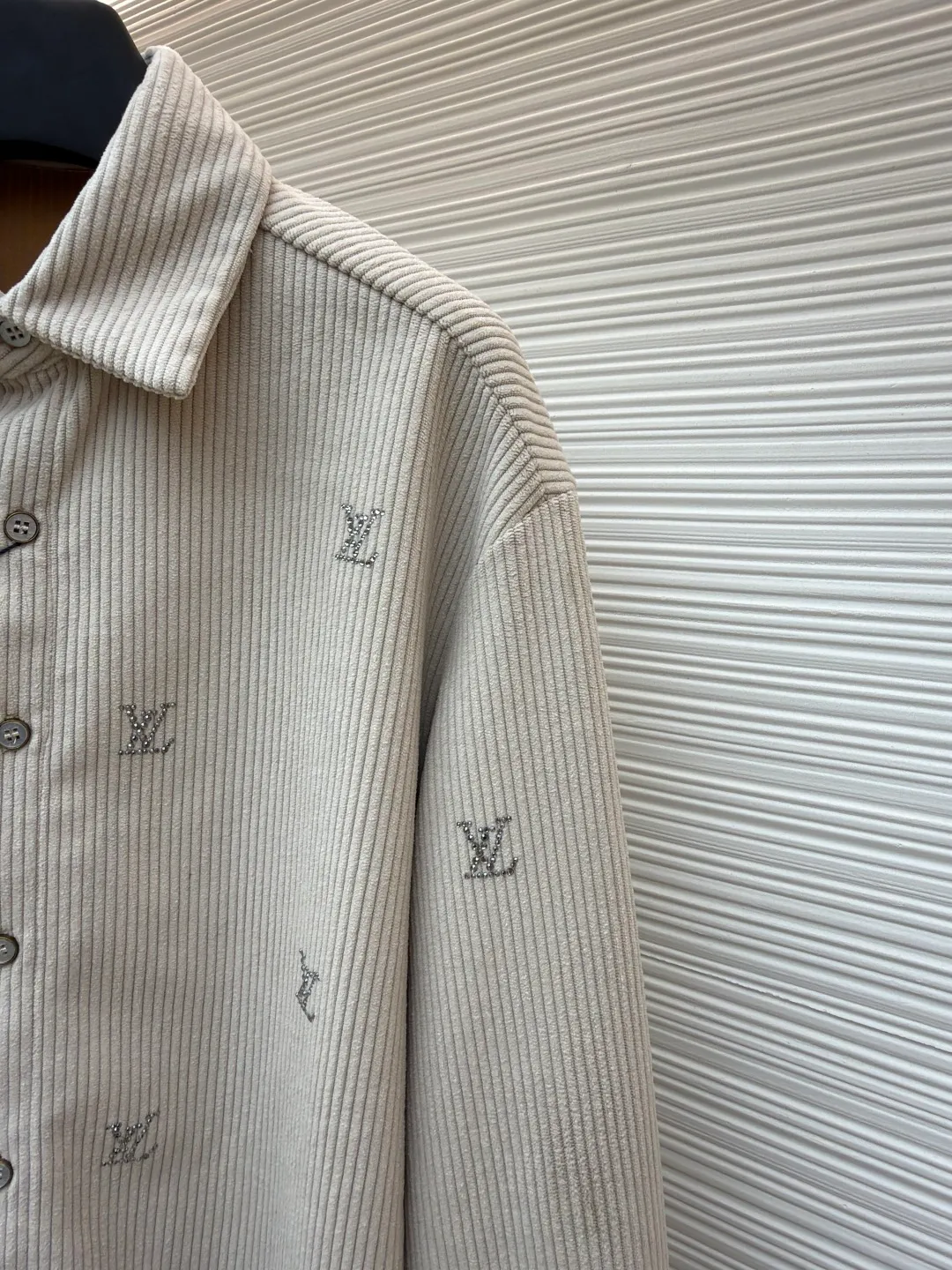 LOUIS VUITTON color corduroy hot-drilled shirt ●Original version: purchased and developed by 18158 ●Item number: 1681096-B05 ●Fabric: corduroy fabric ●Technology: hot-drilled production ●Version: fitted version ●Weight: about 605 grams ●Size: S-M-L-XL ●Description: The original version was purchased and developed. The fabric is made of 260g plain weave fine corduroy, and imported cotton is custom-woven and dyed 95 cotton 5 nylon. This model uses a German machine edge and overlock sewing machine, and adopts a front snap fastening design. After the fabric density is in place, it has a full drape. The entire garment uses high-quality imported Australian diamonds, which sparkle when reflected. Each piece of artificial hot-drilling is hot-pressed twice separately to make it firmly adhere to the surface. It is extremely troublesome to open the mold for hardware accessories buttons. The overall wiring is straight and delicate, the fabric is comfortable and soft, and the color is consistent without color difference. It can be matched with the same style to create a fashionable look and control various occasions. Customized accessories, complete with three standards, same style for men and women!